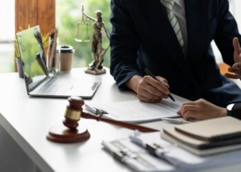 Coinbase Encounter Legal Challenge as Judge Permits Shareholder Lawsuit to Move Forward