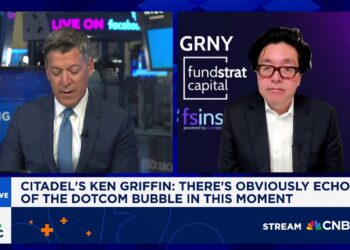 Tom Lee: An AI ‘Shakeout’ is Coming, but Valuations Remain Reasonable Compared to the Late 90s